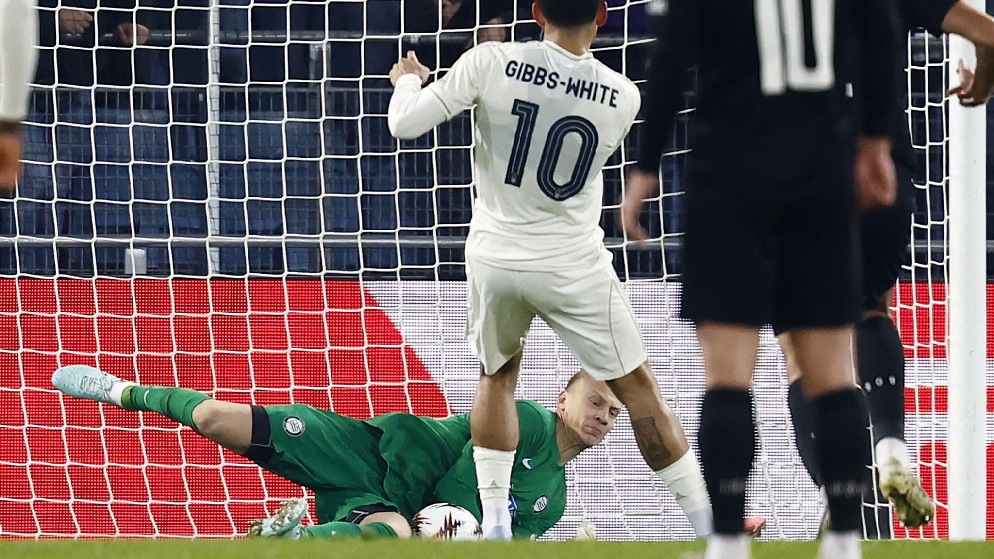 Nottingham Forest kembali gagal mencetak gol, namun sukses menjaga clean sheet saat ditahan imbang 0-0 oleh Sturm Graz pada Matchday 4 Liga Eropa 2025/26. Morgan Gibbs-White gagal mengeksekusi penalti, sementara pasukan Sean Dyche kini mengoleksi lima poin dan masih berada di jalur untuk lolos dari fase liga.
